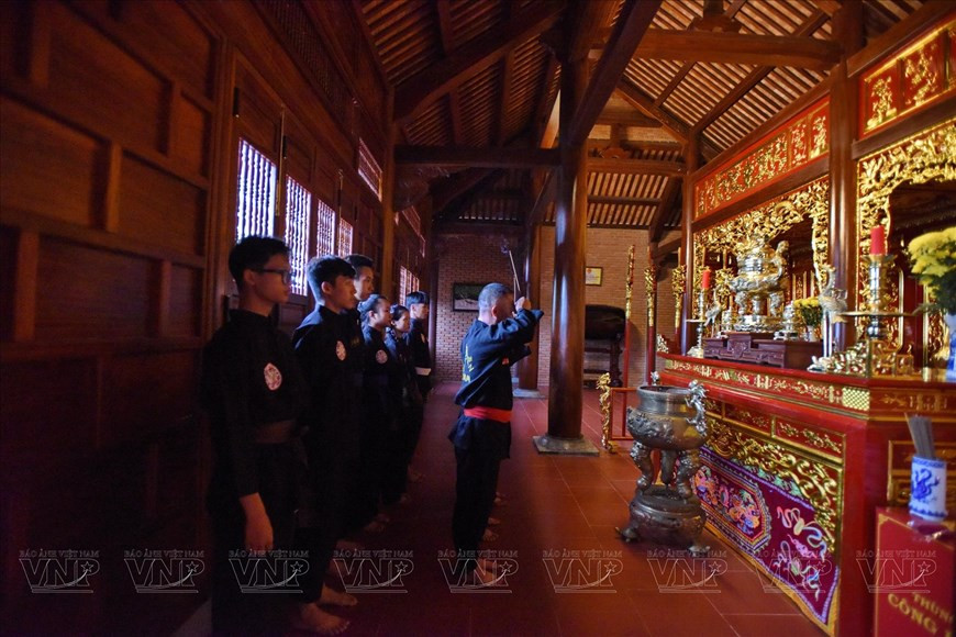 Поколения инструкторов и учеников по боевым искусствам секты боевых искусств Батьлонга воскуряют благовония в память о трех героях Нгуен Ньяка, Нгуен Хюэ и Нгуен Лы в храме «Тайшон Тамкиет» (три выдающихся героя) в комплексе памятников Тэйшон Тхыонгдао. (Фото: ВИА)