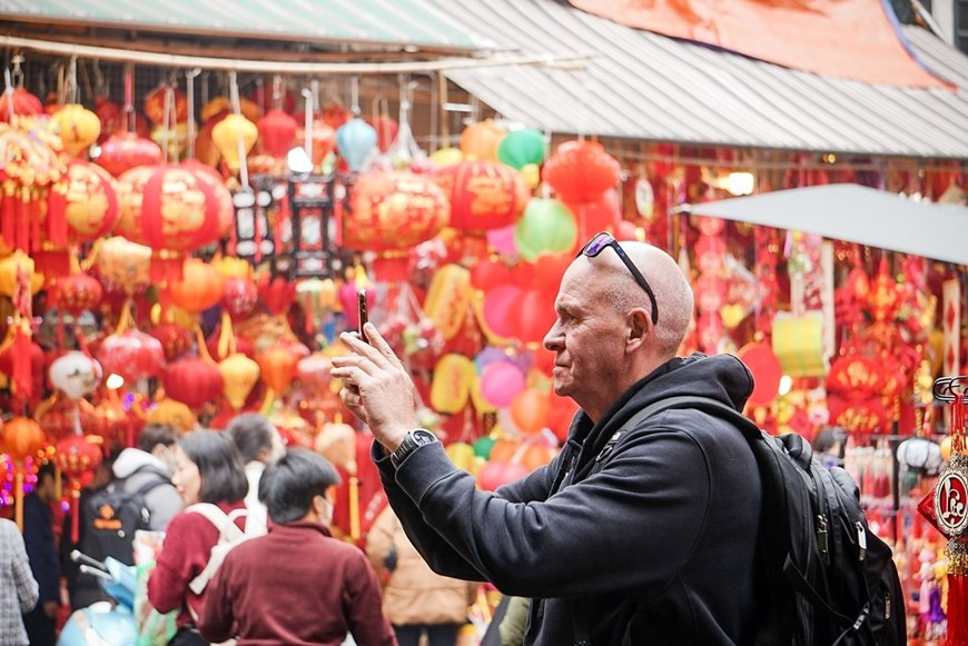 Иностранные туристы предпочитают останавливаться на цветочном рынке, чтобы почувствовать атмосферу этого места. (Фото: ВИА)