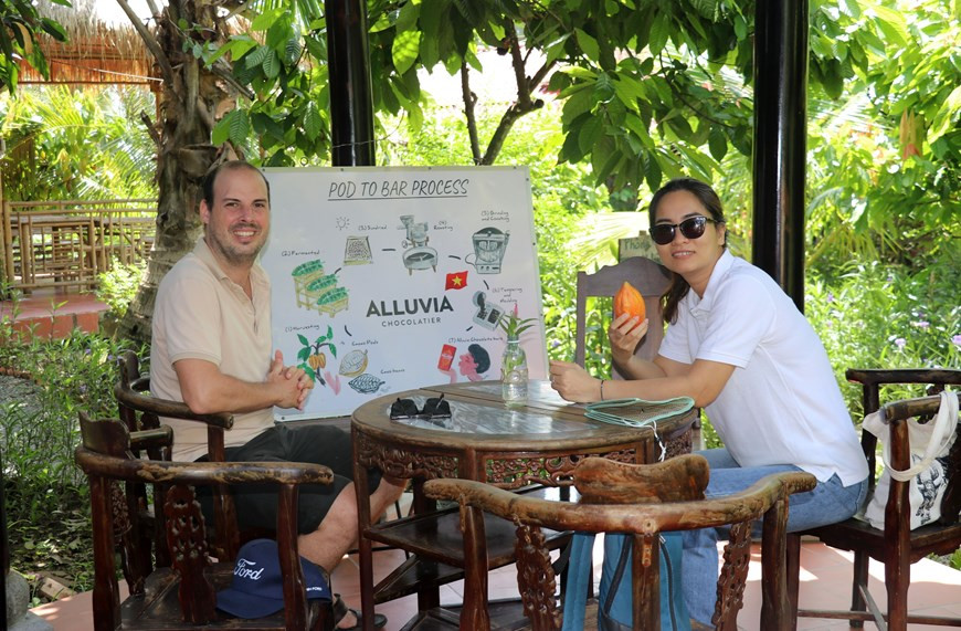 Иностранные туристы посещают какао-ферму и шоколадную фабрику Alluvia. (Фото: ВИА)