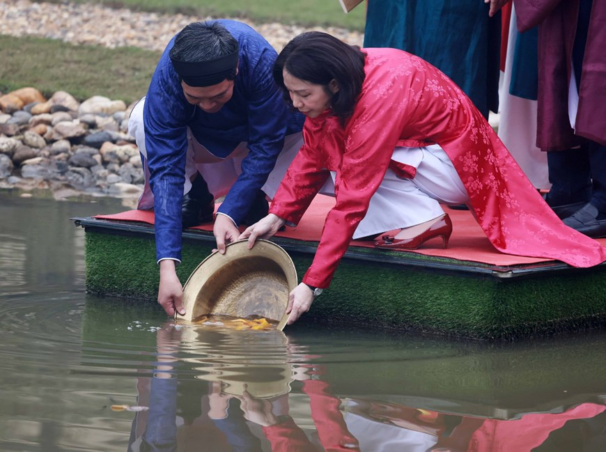 Выпускать карпа в водоём, чтобы попрощаться с Богами земли и домашнего очага, - традиционный культурный обычай, который сохраняется вьетнамским народом на протяжении многих поколений. (Фото: ВИА)