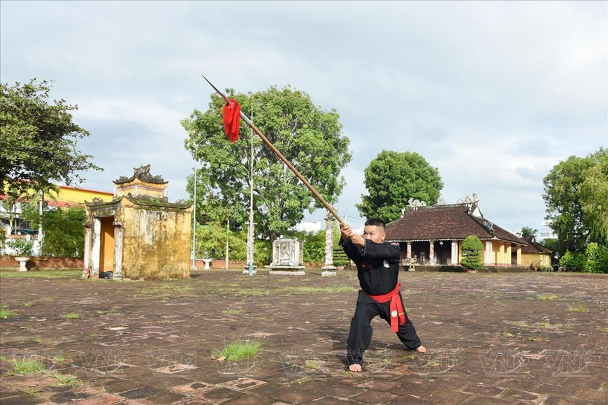 Инструктор по боевым искусствам Тхай Минь Куанг Тхи Фам выполняет стойку знаменитого боевого искусства «Док Лы Тхыонг». (Фото: ВИА)