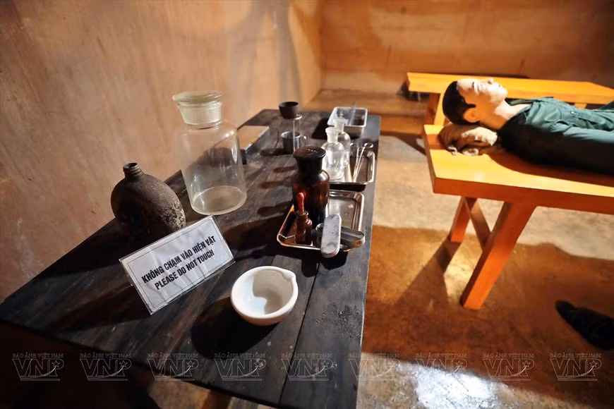 А также хорошо сохранившиеся медицинские инструменты, использовавшиеся во время войны сопротивления. (Фото: ВИА)