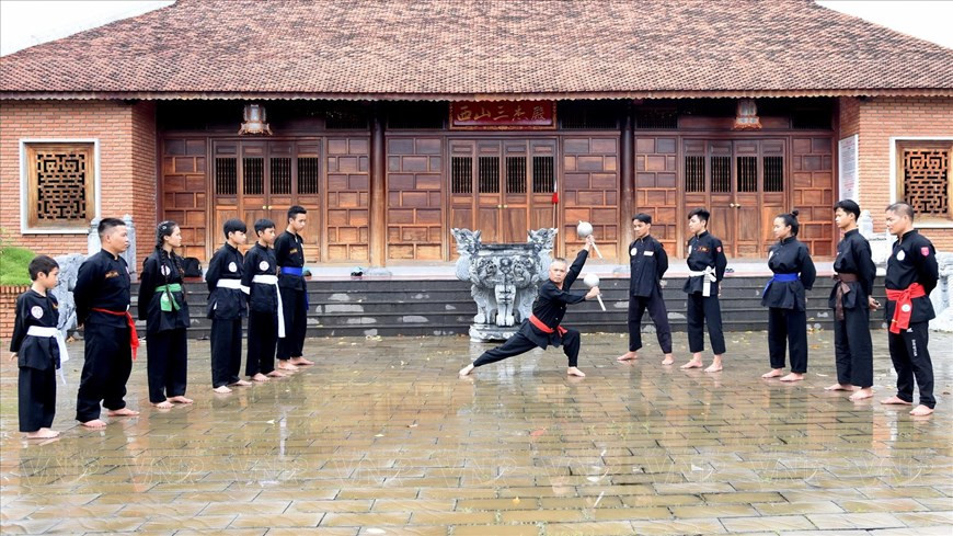 Инструктор по боевым искусствам Тхай Минь Куанг Тхи Фам обучает своих учеников знаменитой технике удара «Тхиет Линь Чуй» секты боевых искусств Батьлонга. (Фото: ВИА)