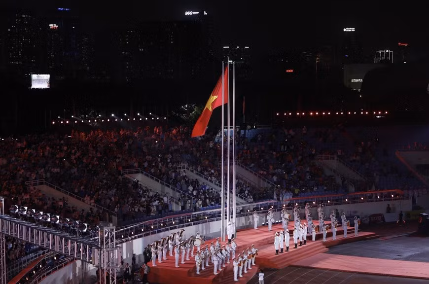 Церемония поднятия флага проходит в торжественной обстановке. (Фото: ВИА)