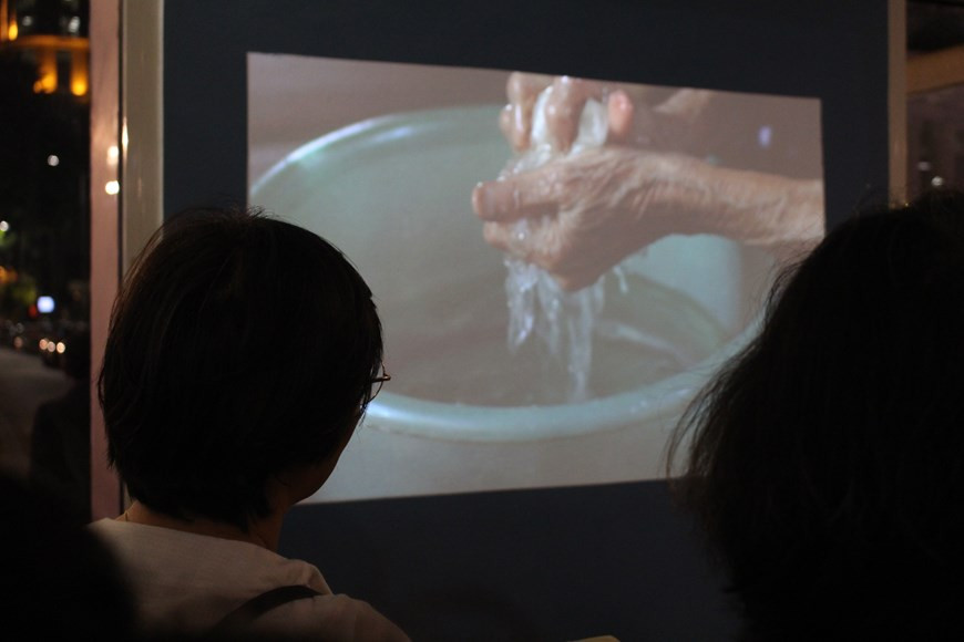 Тридцать работ старейшей вьетнамской художницы Монг Бить, составляющих ее первую персональную выставку, теперь демонстрируются в Ханое. Выставка под названием “Между двумя веками” проходит во Французском институте в Ханое с 22 октября по 22 ноября. Здесь представлены шелковые картины, акварели и эскизы. Среди представленных работ художницы - портрет Чан Ван Кан, нищей, которую Бить встретила на улице, или сцены из ее деревни. У ценителей искусства также есть возможность послушать истории о каждой работе, рассказанные самой художницей. Один из двух ее сыновей, художник Буй Хоай Май, так говорит о своей матери: “Ее живопись не является ни политическим инструментом, ни средством к существованию, ни средством оставить личный след”. (Фото: Vietnam+)