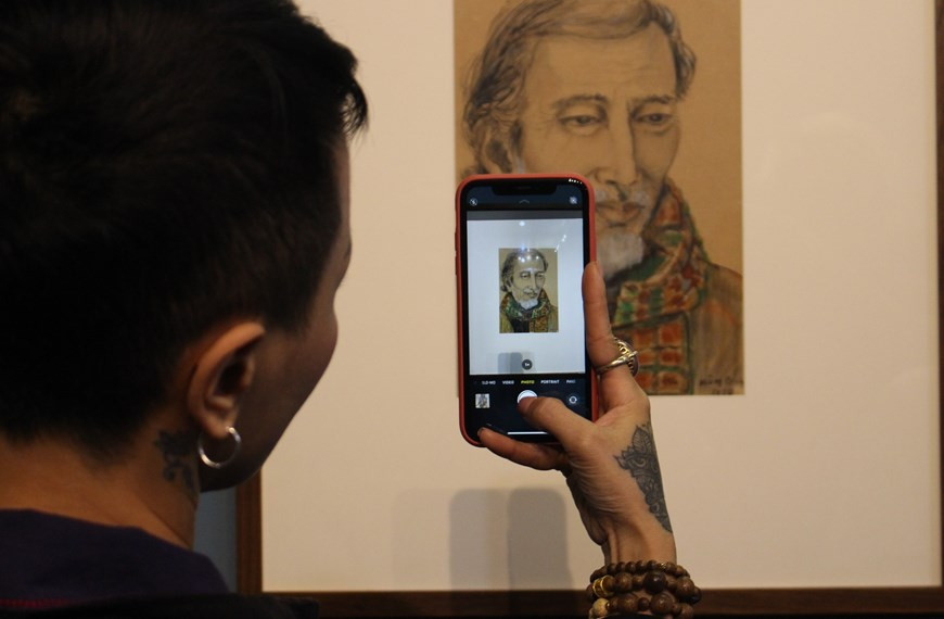 В каталоге, подготовленном для выставки, ее сын, плодовитый художник Буй Хоай Май, с любовью отмечает: “Два столетия были неспокойными для страны в плане живописи. Художник Монг Бить стоит в стороне от суматохи, живя своей собственной реальностью и сохраняя свою художественную душу нетронутой. Ее живопись не является ни политическим инструментом, ни средством к существованию, ни средством оставить личный след. Для нее живопись - это просто любовь к красоте и настойчивость за мольбертом. Ее жизнь - верный портрет сильной и смелой художницы, посвятившей свой талант и сердце искусству. Волнения, какими бы они ни были, не могут изменить этот дух”. Выставка откроется в четверг, 22 октября во Французском институте Ханоя. (Фото: Vietnam+)