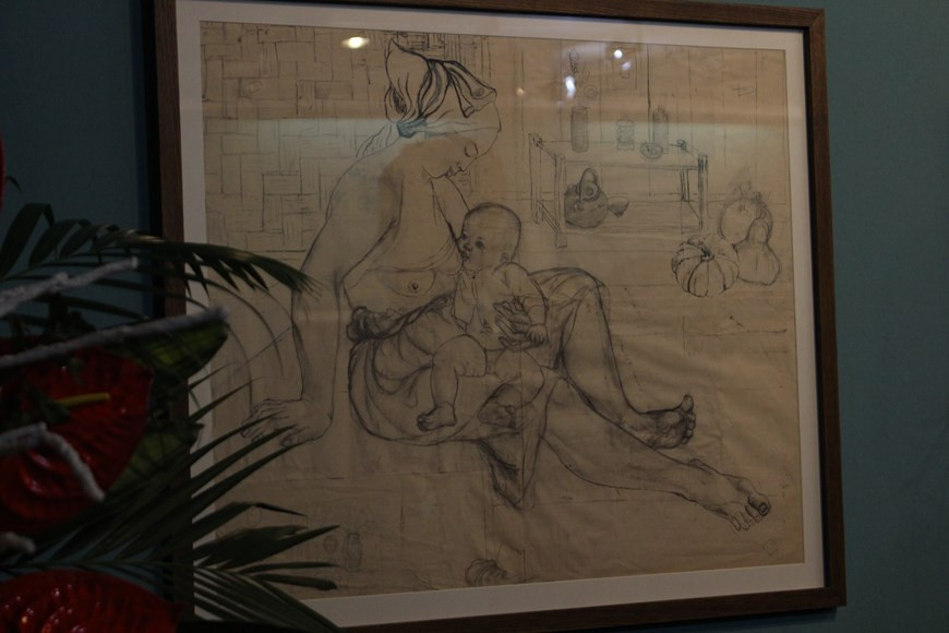 Когда страна столкнулась с последствиями войны, те, кто смог переехать, в том числе многие из студентов факультетов искусств и профессоров, вернулись в Ханой. В конечном итоге школа была перегруппирована под новым руководством художника, и постоянный кампус открыл свои двери в 1957 году. Бить была одной из этих первых учеников ханойской группы. Известно, что выдающееся поколение художников и художниц, многие из которых сделали плодотворную карьеру, оказало огромное влияние на развитие вьетнамской истории искусства, особенно живописи. Однако в случае с Битью ее студенческие годы не были беззаботными: как и многие другие в послевоенное время, Бить по вечерам подрабатывала случайными заработками, пока ухаживала за своим мужем, профессиональным скрипачом, от которого у нее было двое сыновей. (Фото: Vietnam+)