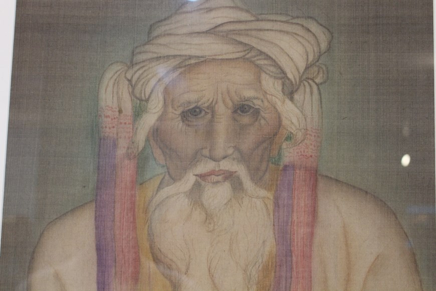 Университет пережил многие годы нестабильности с момента своего основания после августовской революции 1945 года, когда временное правительство назвало его одним из первых из 8 открывшихся высших учебных заведений. То Нгок Ван был директором учреждения. Однако они проработали всего год, прежде чем вспыхнуло настоящее сопротивление, и революционное правительство было вынуждено его отправить в зону боевых действий. Когда Война Сопротивления вступила в свой пятый год, То Нгок Вану удалось убедить своих лидеров перенести художественную школу в зону сопротивления во Вьетбаке. Школа функционировала в чрезвычайно сложных условиях: 22 ученика обучались в специальных условиях, используя все имеющиеся у них под рукой материалы. (Фото: Vietnam+)