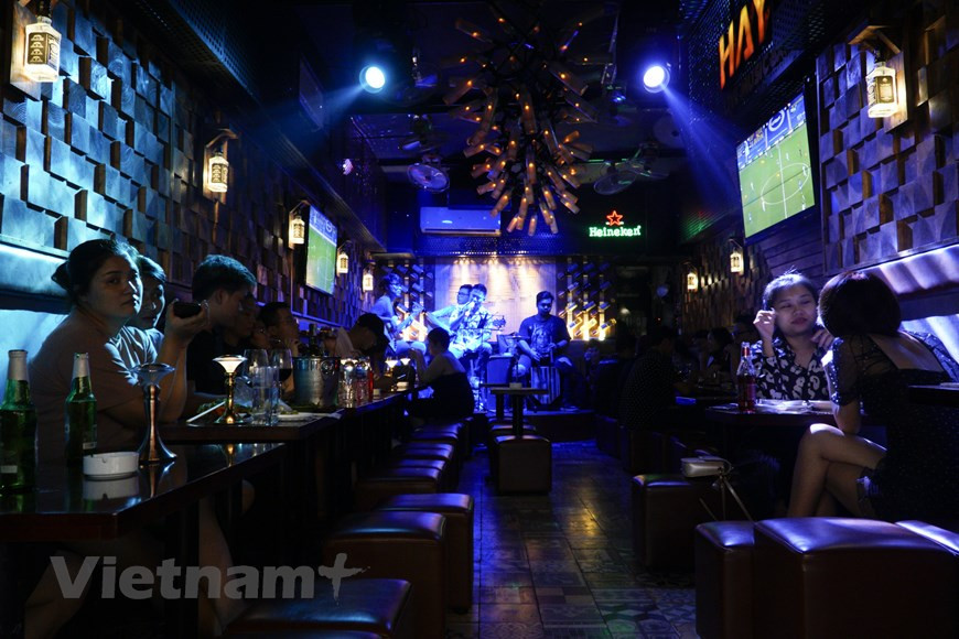 Посетители говорят об улице Тахиен как о месте, где можно ощутить душу Ханоя, смесь простоты и элитарности, Запада и Востока, прошлого и соврменности. Улица Тахиен известна еще как “Западная улица”, однако популярные блюда здесь - вьетнамские. Независимо от того, где бывают туристы, от сети роскошных ресторанов или до маленьких уличных ресторанчиков, однако в конечном итоге туристы могут почувствовать суть вьетнамской кухни в целом и ханойской кухни в частности, придя сюда. На улице Тахиен есть четыре дешевых пивных со свежим пивом, привлекающих большое внимание иностранных туристов. Когда зажигаются огни города, открываются двери уличных чайных, торгующих холодным напитком со льдом по низкой цене. (Фото: Vietnam+)