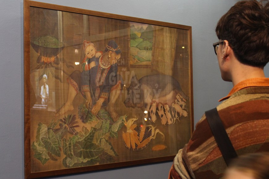 После закрытия газеты “Док Лап” я и сотрудники газеты были распределены по разным организациям. Меня направили в Ядерный институт. Я собиралась выйти на пенсию, и меня направили в организацию, чтобы я могла позже получить свою пенсию. В институте не знали, какие задачи мне доверить. Поэтому я попросила поехать на задание по рисованию как член Association des Beaux-Arts, и институт решил отправить меня нарисовать ядерный реактор в Далате. По дороге поезд остановился на станции Кана, я посмотрела на гору и увидела старика из народности чам верхом на лошади в белой одежде. Рядом с ним была молодая девушка чам, одетая в фиолетовую одежду. Они стояли, глядя на поезд, а позади них были синие горы. Внезапно ч почувствовала, что смогу нарисовать их очень красиво, поэтому я решила больше не ехать в Далат. Я поехала в район этнической группы чам, чтобы рисовать. (Фото: Vietnam+)