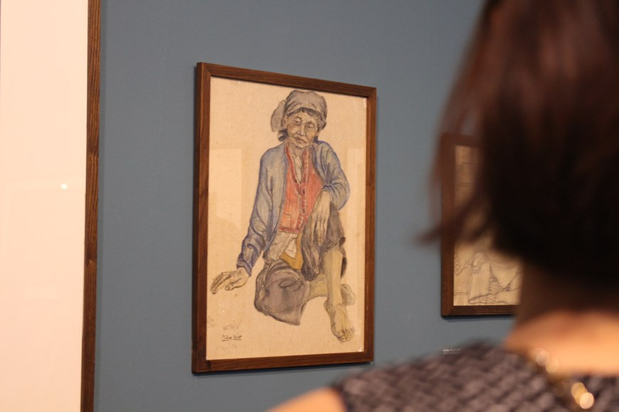 “Между двумя веками” - первая персональная выставка в творческом пути художницы Монг Бить, которая насчитывает более шести десятилетий. На выставке представлены 30 работ, картины на шелке, акварели и этюды, которые представляют основные этапы его творчества. Публике будут доступны истории, скрытые за каждой работой, раскрытые записанным на аудио голосом художницы, что немного приоткроет завесу над ее видением мира и творческим процессом. Открытие выставки также станет поводом для презентации первого каталога художницы Монг Бить. Перекрестные взгляды художников, исследователей изящных искусств, специалистов в области культуры на жизнь и творчество Монг Бить, расскажут публике о художнике, а также о судьбе Вьетнама на протяжении двух столетий. (Фото: Vietnam+)