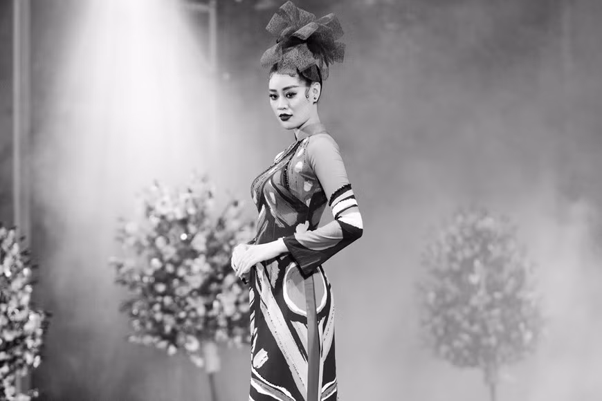 Каждый аозай создается в соответствии с фигурой тела, стилем и вкусом владельца. Вместе со страстью Тхуи к народной культуре каждый аозай становится произведением искусства, демонстрирующим чувства художника и личный стиль владельца. Фам Туйет Минь, преподаватель Университета внешней торговли, выбрала дизайн аозай от Тхуи для использования во многих важных случаях, в том числе на церемонии защиты своей докторской диссертации. Минь сказала: “Я видел много проектов профессиональных дизайнеров аозай. Но мне нравятся дизайн Тхуи, потому что он показывает элегантность вьетнамских женщин. Мне больше всего нравится дизайн Virgin Girl. Тхуи сделала это для меня без прямого измерения моей фигуры тела, но ее продукт идеально мне подошел. Ткань, которую выбрала Тхуи, была потрясающей, благодаря чему аозай выглядел мягко и очаровательно”. (Фото: Vietnam+)