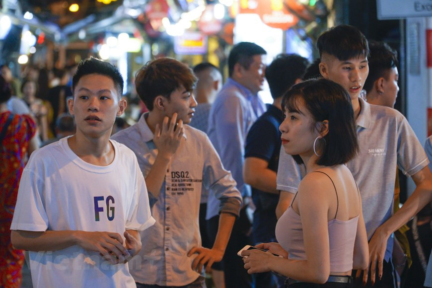 Вьетнамское пиво считается сладким и довольно легким, поэтому вы можете выпить более 5 кружек, не пьянея. Закуски к пиву также разнообразны: от традиционных, таких как нем Фунг, жареный нем, нем, вареный арахис, до западных, таких как жареные чипсы, сырные палочки и т. д. Цены здесь обычно низкие. Общее среди пивных ресторанов Тахиена - это простой уличный стиль. Все пивные и ресторанчики на улице с пластиковыми стульями, используемыми как для сиденья, так и для стола. Клиенты могут заказать кружку пива и сидеть часами, не отвлекаясь. Комфортная и дружелюбная атмосфера, а также отличное пиво и еда - вот основные причины привлекательности улицы Тахиен. (Фото: Vietnam+)