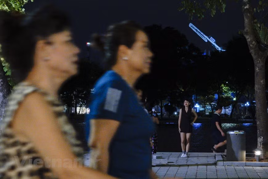 Нгуен Тхи Ту, член MyHanoi Group, отметила, что народные игры, организуемые на пешеходных улицах, предлагают еще один вариант развлечения для ханойских детей, которым не хватает места для отдыха, позволяя им по-настоящему наслаждаться и дорожить своим детством. “Традиционные игры постепенно заменяются современными играми на смартфонах или в интернете, и они могут вообще исчезнуть в мире высоких технологий. Воспроизводя эти игры в прогулочных зонах, мы хотим сохранить и популяризировать их”, - сказала она. “Многие дети впервые познакомились с традиционными играми, и им очень многие понравились. Находясь вдали от телевизора или iPad, они действительно могут испытать простые радости детства”, - добавила Ту. (Фото: Vietnam+)