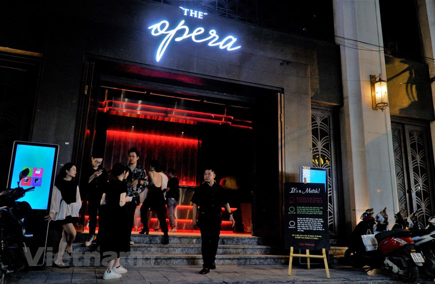 Помимо древней столицы, в укромном уголке Ханоя туристы могут найти улицу, где никогда не спят, - улицу Тахиен. Когда наступает ночь, улица Тахиен приобретает другой вид, становится более шумной и веселой, поэтому иностранные туристы приходят сюда не только для осмотра достопримечательностей, но и для знакомства с другими аспектами Ханоя, вливаясь в толпу и заглядывая в многочисленные пивные на улице. Давайте посетим улицу Тахиен – “международный перекресток” старого и нового Ханоя. Улица Тахиен расположена в самом центре Старого квартала Ханоя, недалеко от озера Хоанкьем. Хотя Тахиен - это улица длиной в 200 метров, она известна как первая улица, которую посещают большинство иностранных путешественников, приезжая в Ханой. Поэтому улица Тахиен получила название “Фо тай” (улица иностранцев). (Фото: Vietnam+)