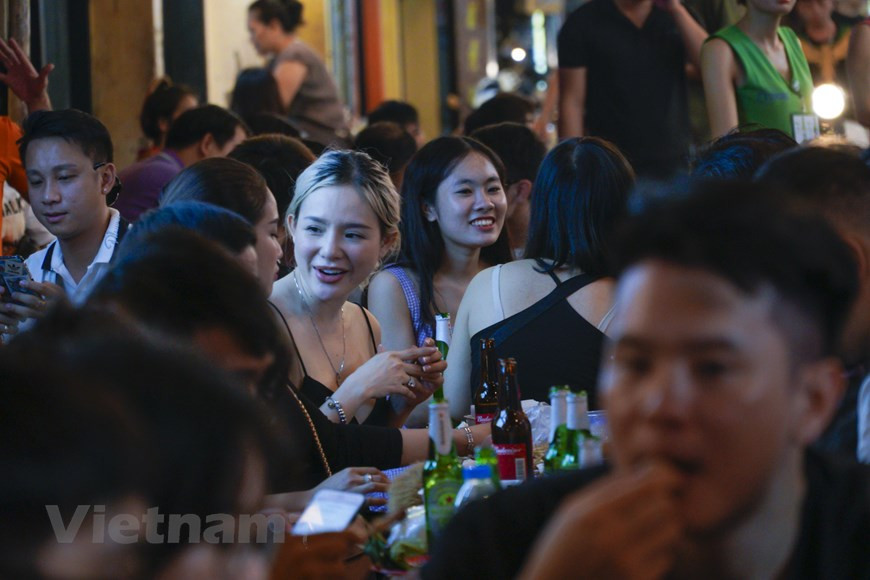 Говоря об улице Тахиен, нельзя не упомянуть “пивной тротуар”. Каждый день вывески пабов ставят рядом друг с другом на улицах. В каждом пивном ресторанчике всегда многолюдно, поскольку много как иностранцев, так и местных покупателей. В отличие от других улиц Старого квартала, даже ночью улица Тахиен более шумная. Известное место под названием “международный перекресток”, иностранные гости выбирают, чтобы выпить фирменного “прохладного пива” по очень доступной цене и поговорить с друзьями. “Традиционная закуска” на улице Тахиен - жареный арахис с базиликом, который прекрасно сочетается со свежим пивом. Кроме того, на этой улице можно заказать жареную квашеную свинину и жареный картофель с сахаром. (Фото: Vietnam+)