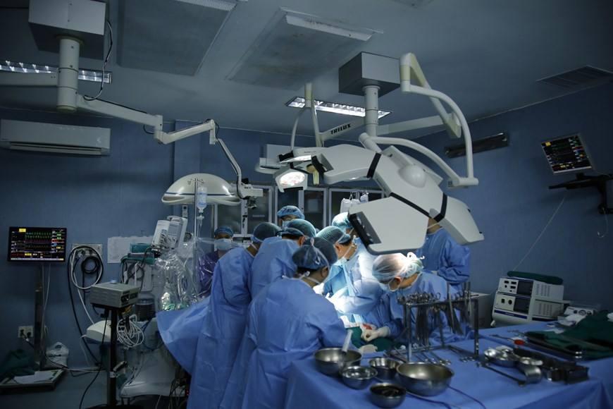 Бывший директор больницы Нгуен Тьен Куйет сказал, что стоимость трансплантации органов во Вьетнаме составляет одну треть от стоимости, проводимой в других странах региона и в мире. Поскольку вьетнамские хирурги уже освоили методы лечения, медицинские расходы разумны. Ожидается, что больше людей захотят пожертвовать органы для спасения жизней, цитирует слова Куйета . Врачи 103-го военного госпиталя Ханоя провели 2 трансплантации кишечника с использованием живых доноров вместе со своими коллегами из больницы японского университета Тохоку. Один пациент - 26-летний мужчина, у которого был перитонит и развился тотальный некроз толстой кишки, в результате чего врачи в северной провинции Лайчау почти полностью удалили его тонкий кишечник. (Фото: Vietnam+)