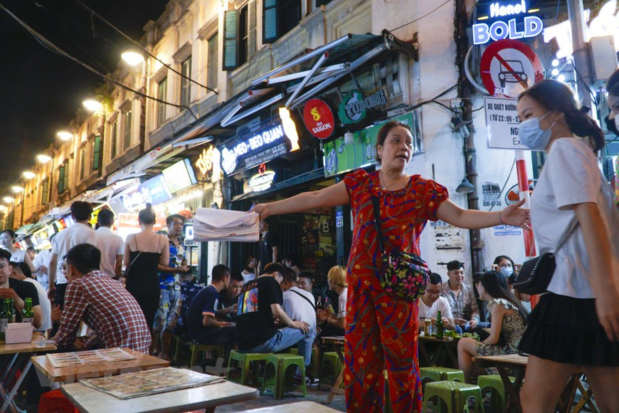 Открытая в течение дня и до поздней ночи, вечно шумная пивная гавань расположена на углу улиц Тахиен и Лыонг Нгок Куен в Старом квартале Ханоя. Здесь можно увидеть сотни людей, сидящих на пластиковых стульях с кружкой пива “Биа Хой” в руке. Биа Хой - это разновидность вьетнамского разливного пива, доступного в многочисленных импровизированных барах за углом, которое содержит всего около 4% алкоголя. Несмотря на то, что оно слабо по сравнению с европейскими стандартами, “Биа Хой” невероятно дешево, поэтому здесь можно насладиться высоким бокалом настоящего ханойского пива. “Посетите Тахиен и выпейте пива” – этот совет получают туристы во время своего пребывания в Ханое. (Фото: Vietnam+)
