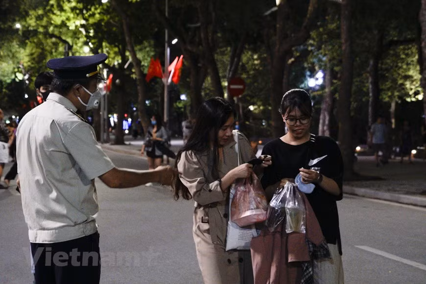 20-летняя студентка отметила, что MyHanoi также собрал группу добровольцев, которые всегда готовы обучать и играть с теми детьми, кто не знает или забыл, как играть в игры. Оживленная атмосфера народных игр привлекла огромное внимание иностранных гостей. Француз Сели Фредерик, работающий учителем в международной французской школы имени Александра Йерсена в Ханое, не смог скрыть своей радости, присоединяясь к народным играм в прогулочной зоне. “Моя семья живет во Вьетнаме 10 лет, но я впервые испытал на себе народные игры страны. Это действительно интересный опыт. Я очень впечатлен вашей культурой”, - сказал он. Помимо радостных лиц маленьких детей, погруженных в традиционные игры, можно увидеть и увлекательные представления самодеятельных артистов цирка и уличных музыкантов, а также групповые танцы и импровизированное пение у озера Хоамкием. (Фото: Vietnam+)