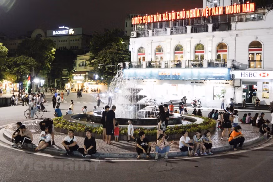 Кроме того, команда MyHanoi организовала ряд мероприятий и народных игр для детей и подростков перед монументом Кам Ты (Самопожертвование), а на площади Донг Кинь Нгиа Тхук пройдут уличные цирковые представления и светопредставления, выставки художественных работ и фотовыставки, проводимые в районах, прилегающих к Торговому центру Чангтьен. В дни больших праздников на улицах Ле Тхай То 16 и 2 проходят представления современной культуры и искусства. Чиновник Ханоя подтвердил, что для привлечения туристов, Ханой также разрешает отелям уровня 3 звезды и выше, ресторанам и барам, работающим в районе Хоанкьем, открываться для обслуживания до 2 часов ночи в каждые выходные. Город запрещает все развлекательные мероприятия после полуночи, однако многие иностранные посетители оценили ночные заведения как “изюминки” Ханоя, поэтому в ближайшем будущем город снимет этот запрет. (Фото: Vietnam+)mô tả cho ảnh