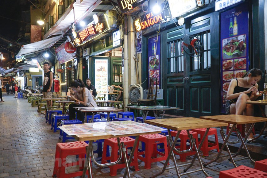 Чем жарче погода, тем больше людей посещает Тахиен. Иногда в выходные дни здесь нет свободных мест. На улице появляется много людей после 17:00, когда солнце уже садится и на улице становится прохладнее. Улица Тахиен все больше и больше привлекает тысячи туристов со всего мира. Это незабываемое воспоминание, когда вы останавливаетесь здесь, чтобы выпить пива после долгого дня прогулок по Старому кварталу. В настоящее время улица Тахиен становится все более привлекательной для туристов из разных стран мира. Для тех, кто впервые приехал в Ханой или даже для опытных туристов, из центра Ханоя или от Большой церкви они могут поехать на мотоцикле на улицу Тахиен, забронировать тур или пройти туда пешком, чтобы сделать несколько уникальных фотографий о Ханое. (Фото: Vietnam+)