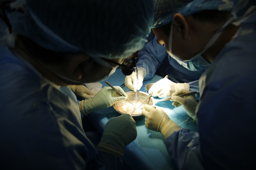 После операции у него осталось всего 20 см кишечника, тогда как длина тонкой кишки нормального человека составляет около 6 метров. 29 сентября он был переведен в 103-й военный госпиталь с хронической (3-го типа) кишечной недостаточностью, вызванной тяжелым синдромом короткой кишки (SBS). Его лечили и кормили внутривенно, но у него развилось нарушение обмена веществ в печени, связанное с синдромом дисфункционального кишечника. 27 октября почти 100 врачей и другой медицинский персонал провели трансплантацию, причем кишечным донором была его биологическая мать. Врач Куйет сказал, что самая большая трудность при трансплантации кишечника - это соединение артерий и вен для питания пересаженного органа. По его словам, существует более высокий риск инфицирования и отторжения органов, чем при других трансплантатах, поэтому уход за двумя пациентами после операции будет сложной задачей. (Фото: Vietnam+)