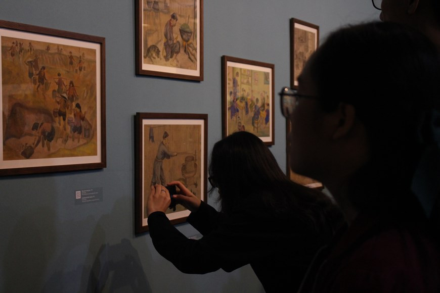 “Мало кто знал, в каких условиях она рисовала, и, что еще хуже, ее коллеги, которые жалели ее, сказали бы, что, если бы она не была несчастной, то она бы не стала Монг Бить”, - отметил во время выставки другой художник Фан Кам Тхонг. Закончив свои годы учебы и работы в отделе культуры в провинции Тхайнгуен, Бить наконец окончила университет в 1970 году. Она стала иллюстратором в Viet Nam Doc Lap (журнал независимости), где она проработала 17 лет, создавая пропагандистские иллюстрации под разными именами художников. Не имея времени на личную творчество, она обычно зарисовывала интересные сцены, и иногда возвращалась к ним спустя годы, чтобы преобразовать их в окончательные формы росписи по шелку. (Фото: Vietnam+)