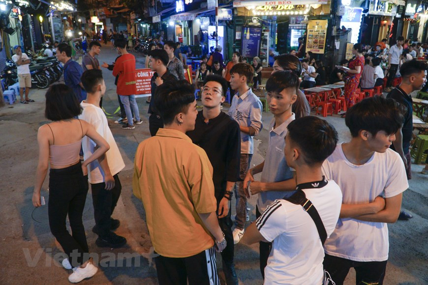 Пивная улица Тахиен - любимое место туристов в Ханое. Тахиен - это небольшая улочка, расположенная в знаменитом Старом квартале Ханоя, недалеко от озера Хоанкьем. Улица протянулась всего на 200 метров, но это одна из самых многолюдных улиц в Старом квартале в частности и в Ханое в целом. Тахиен обладает наиболее характерными чертами как старого Ханоя, так и современного города. Ее называют “международным перекрестком”, поскольку она привлекает множество иностранных гостей, а также жителей Ханоя. Улица Тахиен или пивная улица Ханоя, известна как первая улица, на которую приходят большинство иностранных туристов, приезжающих и покидающих Ханой. Поэтому улица Тахиен больше известна под названием “Фо Тай” (улица иностранцев). (Фото: Vietnam+)