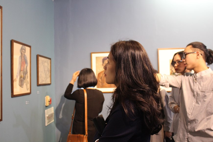 Работы Монг Бить демонстрируют глубокую озабоченность состоянием человека, особенно тяжелым положением вьетнамских женщин и матерей. Ее первой отмеченной наградами работой стала “Мать и дитя” (1960) - пионер в описании ценностей, изображающая женщину, кормящую грудью своего ребенка. Картина была первоначально подвергнута цензуре, прежде чем была обнаружена в углу выставочного зала Чон Ван Коном. Он оказал большое влияние на ее творчество, и его поддержка работ помогла Бить выиграть первый приз выставки Межрегиональной службы культуры Вьетбака. Сделав шаг в сторону от романтического образа женщин в колониальный период, Бить запечатлевала повседневные моменты жизни. В сценах простого приготовления еды, портрета молодой женщины на рынке или нежного взгляда пожилой нищей, она остается верной своей природе женственности, честности и заботе. (Фото: Vietnam+)