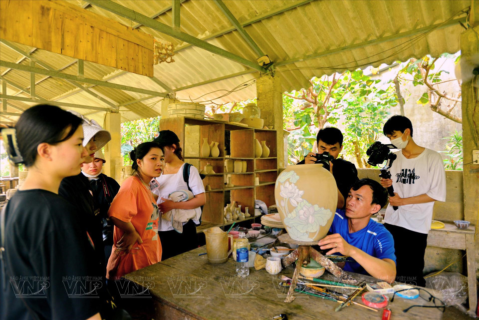 Молодые люди посещают и изучают гончарное дело в Фыоктить. (Фото: ИЖВ)