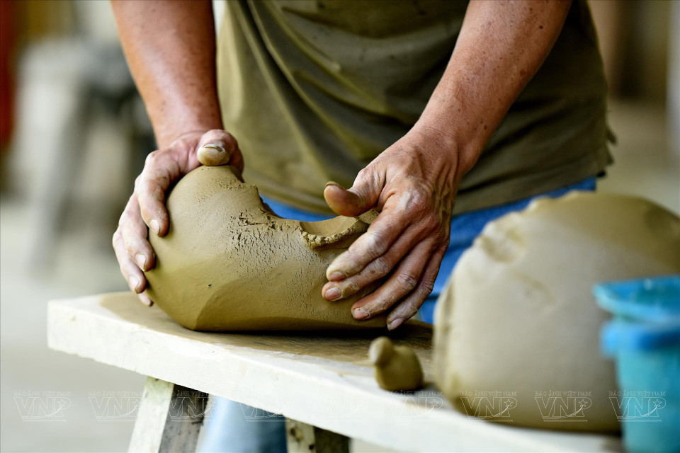 Перед формованием глину тщательно перемешивают. (Фото: ИЖВ)