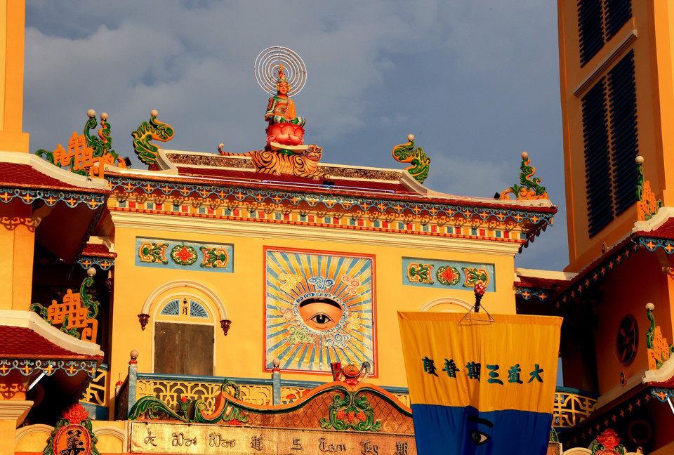 Статуя Будды, сидящего на лотосовом троне, и символ Божественного Ока перед Святым Престолом Тэйнинь. (Фото: ВИА)