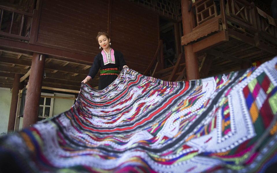 Чтобы получить идеальную парчовую ткань, необходимо вручную выполнить множество этапов с использованием элементарных инструментов. (Фото: ВИА)