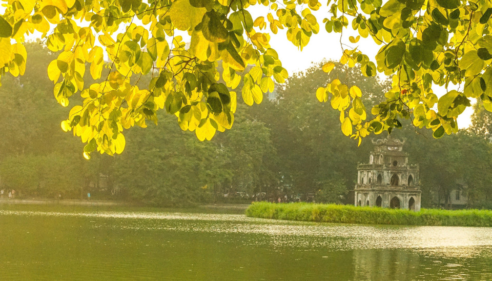 Осенний полдень на озере Хоанкием. (Фото: ВИА)