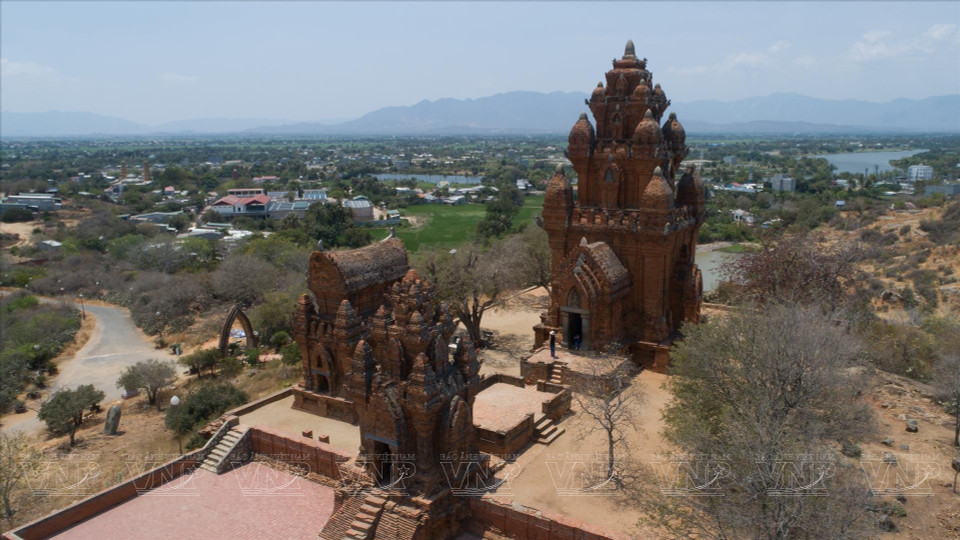 Башенный комплекс По Клонг Гарай (Ниньтхуан) признан национальным архитектурным и художественным памятником, украшенным множеством уникальных мотивов чамской керамики. (Фото: ИЖВ)