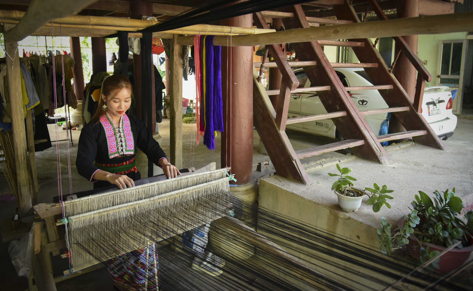 Этническая лаосская девушка в Нашанге за ткачеством парчи. (Фото: ВИА)