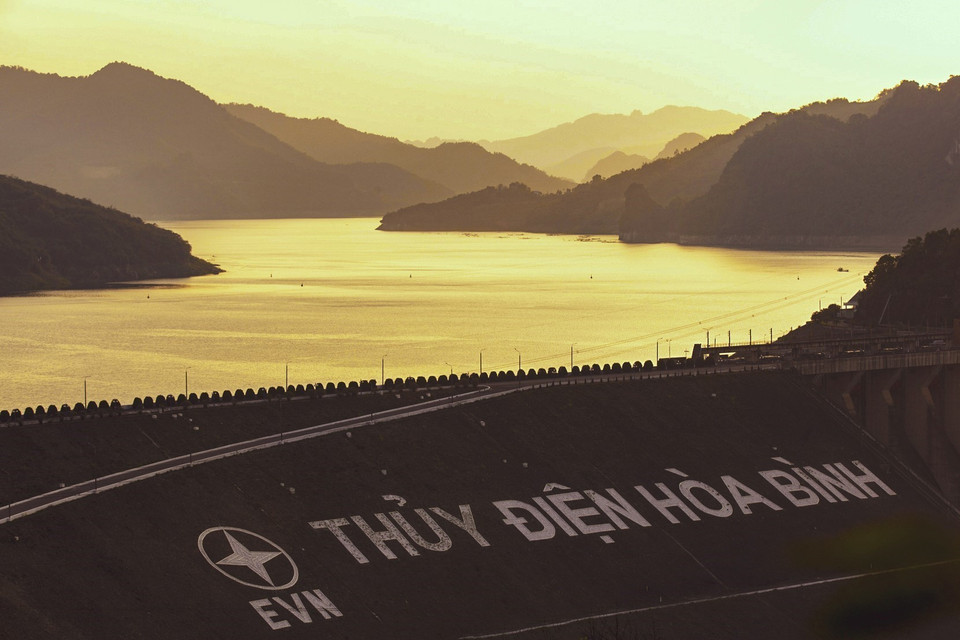 Величественные горные пейзажи на осеннем закате на озере Хоабинь. (Фото: ВИА)