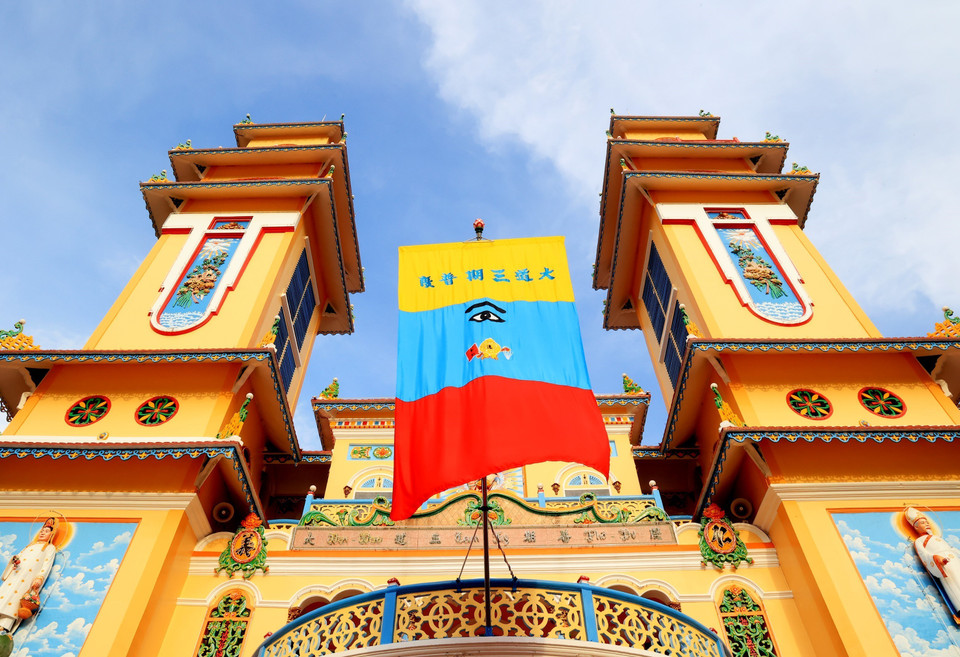 Флаг Там Тхань секты Каодай вывешивается перед Святым Престолом во время праздников секты. (Фото: ВИА)