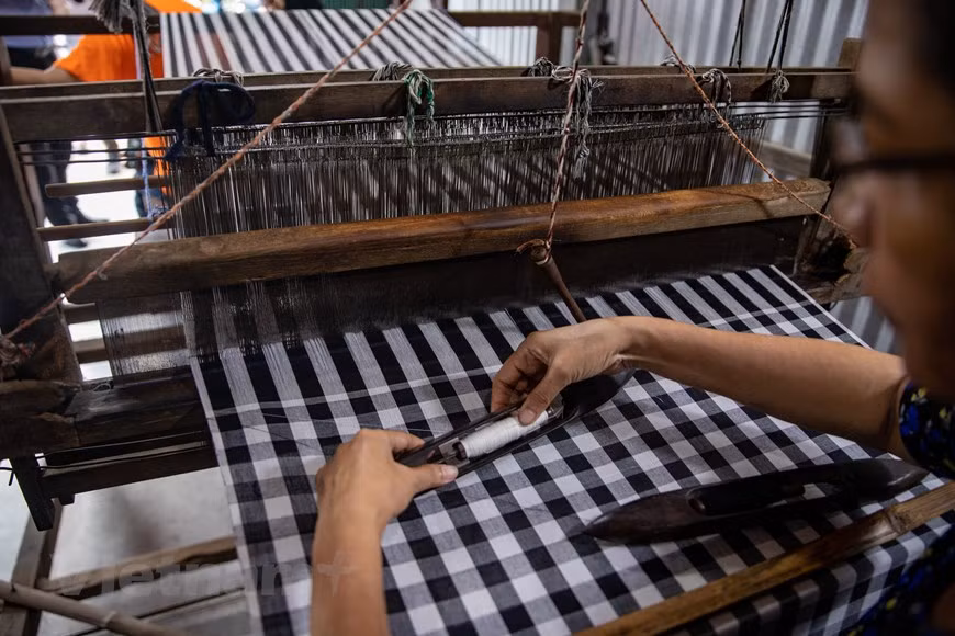 Каждый этап ткачества требует мастерства, времени и усилий. (Фото: Vietnam+)