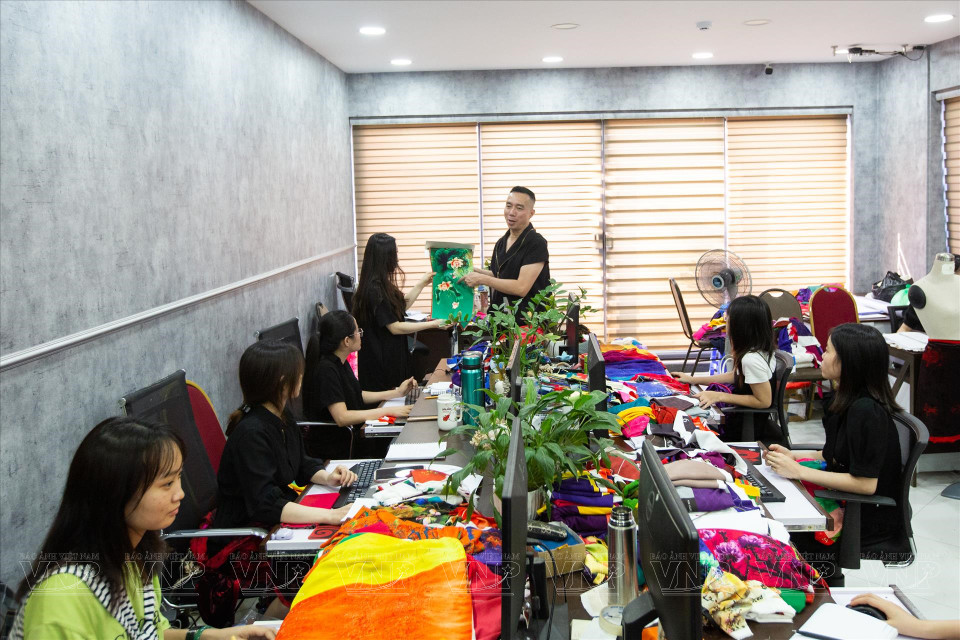 Дизайнер До Чинь Хоай Нам читает лекции по технике дизайна и шитья. (Фото: ИЖВ)