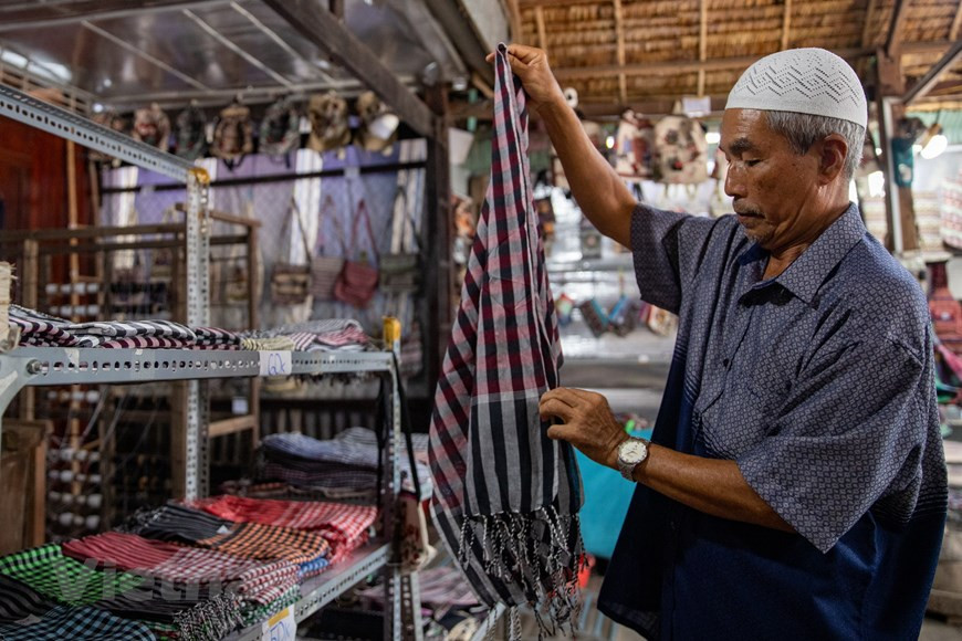 Мохамад поделился: «В долгосрочной перспективе мы хотим сохранить традиционные ремесла в сочетании с развитием туризма, чтобы познакомить туристов с чамской парчой». (Фото: Vietnam+)