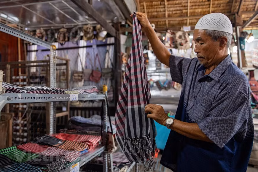 Мохамад поделился: «В долгосрочной перспективе мы хотим сохранить традиционные ремесла в сочетании с развитием туризма, чтобы познакомить туристов с чамской парчой». (Фото: Vietnam+)
