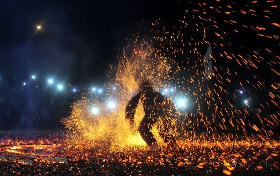 Па Тхенцы танцуют на красных углях, но не обжигались (Туенкуанг). (Фото: ВИА)