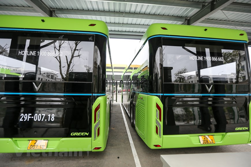 Автобусы с экологически чистым и дружелюбным дизайном подтверждают направление инвестиций и развития экосистемы VinFast в умные транспортные средства с использованием экологически чистой энергии и защиты здоровья населения. VinBus обеспечит пассажирам непревзойденный комфорт и безопасность. Автобусы оснащены автоматической системой, контролирующей поведение водителей и предупреждающей об опасностях; автоматическим режимом опускания пола, что подходит для пожилых людей, детей, инвалидов, беременных женщин ...; электронным таблом, сообщающим о предстоящей остановке; бесплатным Wi-Fi, USB-портами для зарядки, развлекательным монитор и системой видеонаблюдения, а также контролем маршрута, сигнализацией поворота, мониторингом парковки... VinBus имеет аккумулятор емкостью 281 кВтч и способен проехать до 220 - 260 км. Автобусы можно быстро полностью зарядить всего за 2 часа на станции быстрой зарядки VinBuss 150 кВт с ведущей в мире технологией зарядки, предоставляемой StarCharge. (Фото: Vietnam+)