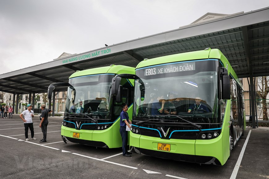 8 апреля, Vinbus запустил первую услугу умного электрического автобуса на своих внутренних территориях. Автобусы курсировали в городской зоне Vinhomes Ocean Park в районе Gia Lam, Ханой, в ожидании завершения процедур подключения к городской сети общественного транспорта. Vinbus - это модель электрического автобуса, производимая и собираемая VinFast на ее автомобильном производственном комплексе в городе Хайфон. Каждый автобус оснащен автоматизированной системой, способной контролировать поведение водителя и предупреждать о небезопасных ситуациях, бортовой системой оповещения, бесплатным Wi-Fi, портами для зарядки USB и камерами наблюдения, среди прочего. С аккумулятором емкостью 281 кВтч автобус может проехать от 220 до 260 километров без подзарядки. Он может полностью зарядиться всего за два часа от сети зарядных станций VinBus мощностью 150 кВт. (Фото: Vietnam+)