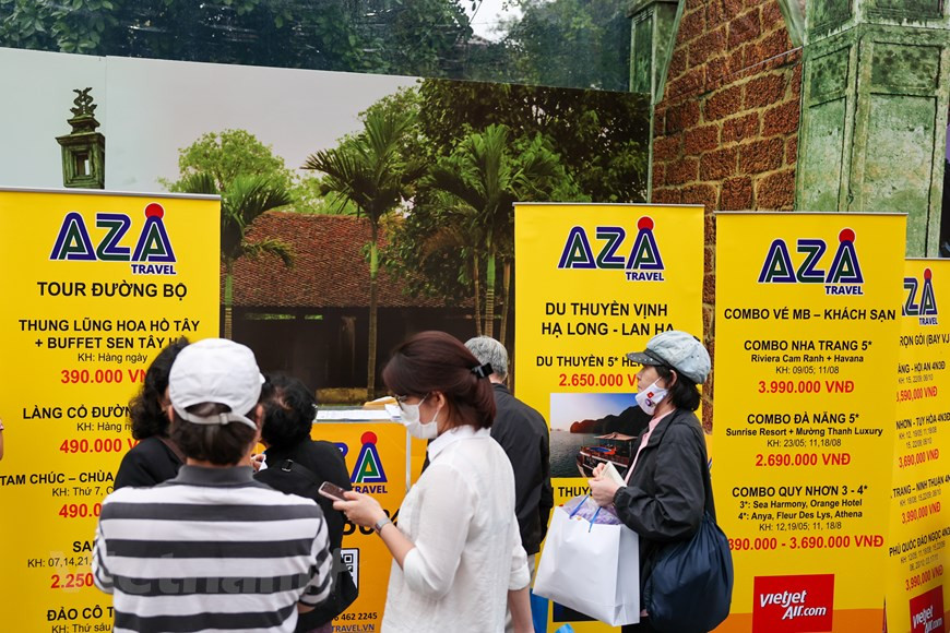 В настоящее время в Ханое существуют многие известные торговые марки такие как Фо «вуонг» (квадрат), Фо «24». Однако гурманы предпочитают фо по традиционному классическому рецепту. Ресторанчик Фо «Тхинь», где много лет продается фо на улице Лодук Ханоя, пользуется огромной популярностью у ханойских гурманов. Здесь продается фо с обжаренной говядиной. Это суп с лапшой, в который при сервировке добавляют нарезанную ломтиками говядину, быстро обжаренную с репчатым луком. Тху Лан, работающая в ресторанчике Фо «Тхин» отметила: «Торговая марка Фо «Тхин» создана 40 лет назад. Это наш семейный ресторан. Мы очень рады тому, что наш ресторанчик пользуется популярностью у гуманов». Посещая Ханой, туристы также хотят пробовать рисовую вермишель с курицей по-ханойски (бун-тханг). Это является изысканным блюдом. В нем интересен не только вкус, но и затейливый способ приготовления. (Фото: Vietnam+)