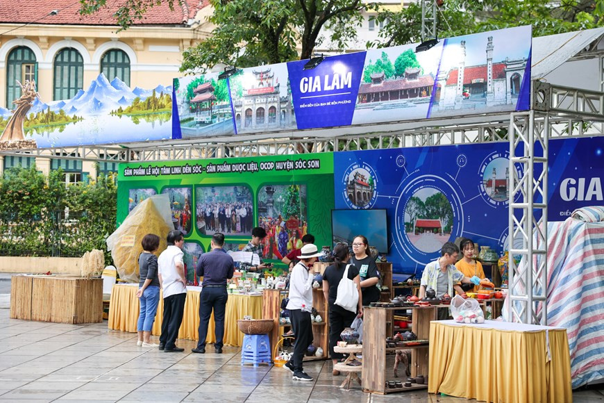 Второй символ кулинарной культуры Ханоя - это «бунча». Это блюдо настолько знаменито, что президент Обама решил насладиться им, когда приехал сюда. Как и любое другое блюдо во Вьетнаме, основным ингредиентом этого блюда является рисовая лапша. Но что делает его более крутым и вкусным, так это жирная свинина на гриле и бульон. Эти ингредиенты сделаны из рыбного соуса, сахара, лимона или уксуса. Вы можете себе представить, что всякий раз, когда вы захотите съесть «бунча», вам подадут полную тарелку рисовой лапши, свежие овощи и большую миску бульона. Сладкий бульон готовится из жареной свинины. Это прекрасное сочетание популярных ингредиентов, которые можно найти повсюду во Вьетнаме. Без сомнения, «бунча» - известное блюдо, которое вы обязательно должны попробовать в кулинарных турах Ханоя. (Фото: Vietnam+)