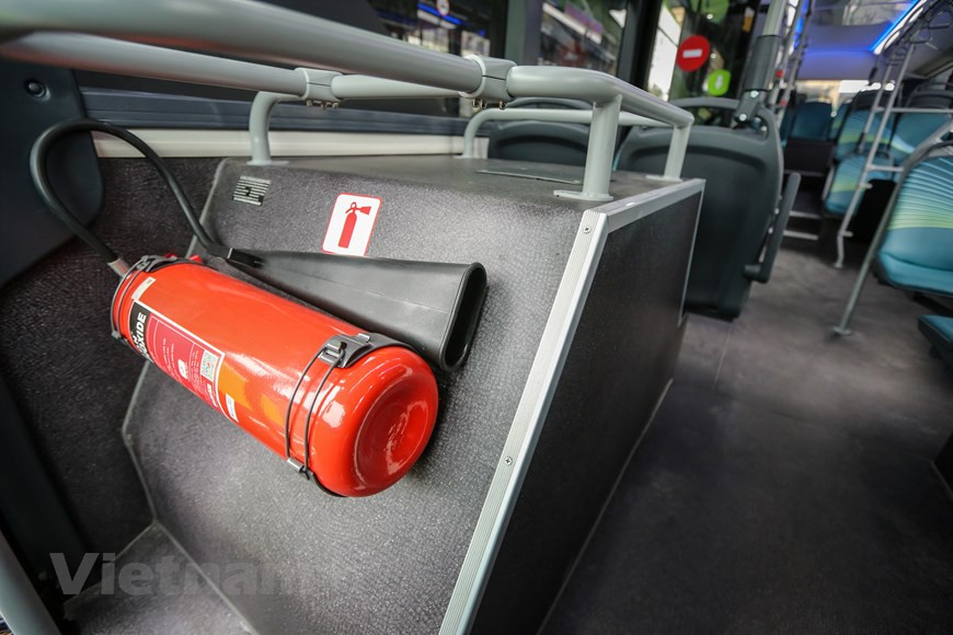 В 2017 году VinFast, дочерняя компания одного из крупнейших вьетнамских артелей - Vingroup, построила автомобильный завод в портовом городе Хайфон, примерно в 100 - 103 км от Ханоя. Производственная система завода контролируется искусственным интеллектом, и в будущем компания может выпускать 250.000 автомобилей в год. VinFast вносит вклад в создание автомобильной промышленности во Вьетнаме, и в будущем цель VinFast - экспортировать эту марку на мировой рынок. За 21 месяц строительства и завершения автомобильного завода VinFast установил мировой рекорд по прогрессу в строительстве; тем самым VinFast выводит вьетнамский автопром на новый уровень, у которого самостоятельное производство и освоение цепочки создания глобальной стоимости под брендом Вьетнама - VinFast. VinFast инвестировал в местную пластмассовую производственную компанию AnPhat, вместе основала совместную компанию VinFast-AnPhat по выпуску пластмассовых компонентов, например крышек аккумуляторных батарей, других деталей для автомобилей. (Фото: Vietnam+)