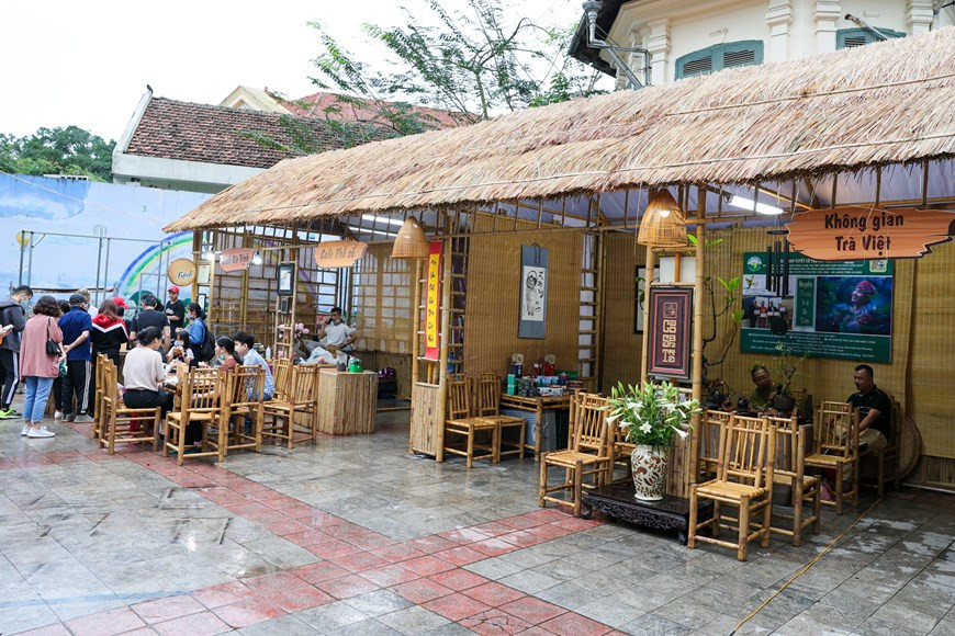 Фестиваль пройдет в течение трех дней, с 16 по 18 апреля, в дополнение к обычным мероприятиям, туристическим стендам и кулинарным пространствам. В частности, в общем пространстве представлены миниатюры туристических направлений в Ханое, провинциях и городах в качестве места назначения для посетителей, а также стенды из других провинций и городов для продвижения туризма и местных деликатесов. В туристической зоне представлены продукты, направления и туры, а также специальные предложения на туры, отели, авиабилеты. Между тем, кулинарное пространство Ханоя представляет некоторые выдающиеся блюда и деликатесы столицы, такие как ханойский фо (суп с лапшой), ча-ка (жареная рыба), бунтханг (рисовая вермишель с курицей, яйцом и свининой) и кофе Ханоя. На главной сцене Ня Бат Жак также будут проводиться перформансы, демонстрации технологий приготовления пищи и игры для привлечения посетителей. (Фото: Vietnam+)