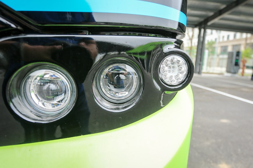 Все автобусы VinBus будут управляться и контролироваться умной системой посредством централизованного мониторинга, зарядки, проверки безопасности, технического обслуживания, ремонта и автоматической очистки на станциях депо, научно организованных в соответствии с основными линиями VinBus. Стандарт строительства станций депо - это кампус площадью более 1 гектара с крышей, оборудованной солнечными батареями и обеспечивающими энергоснабжение для деятельности депо, способствуя снижению нагрузки на национальную энергосистему, защите окружающей среды. С аккумулятором емкостью 281 кВтч автобус может проехать от 220 до 260 километров без подзарядки. Он может полностью зарядиться всего за два часа от сети зарядных станций VinBus мощностью 150 кВт с ведущей в мире технологией зарядки, предоставляемой StarCharge. (Фото: Vietnam+)